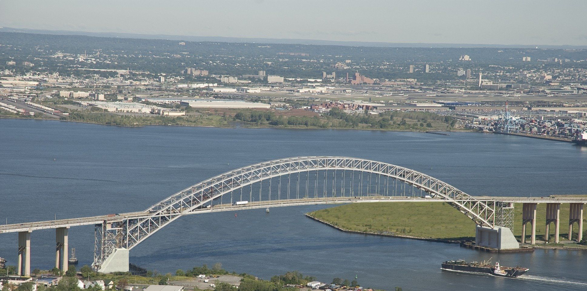 Puente de Bayonne en el canal de acceso al puerto de Nueva York