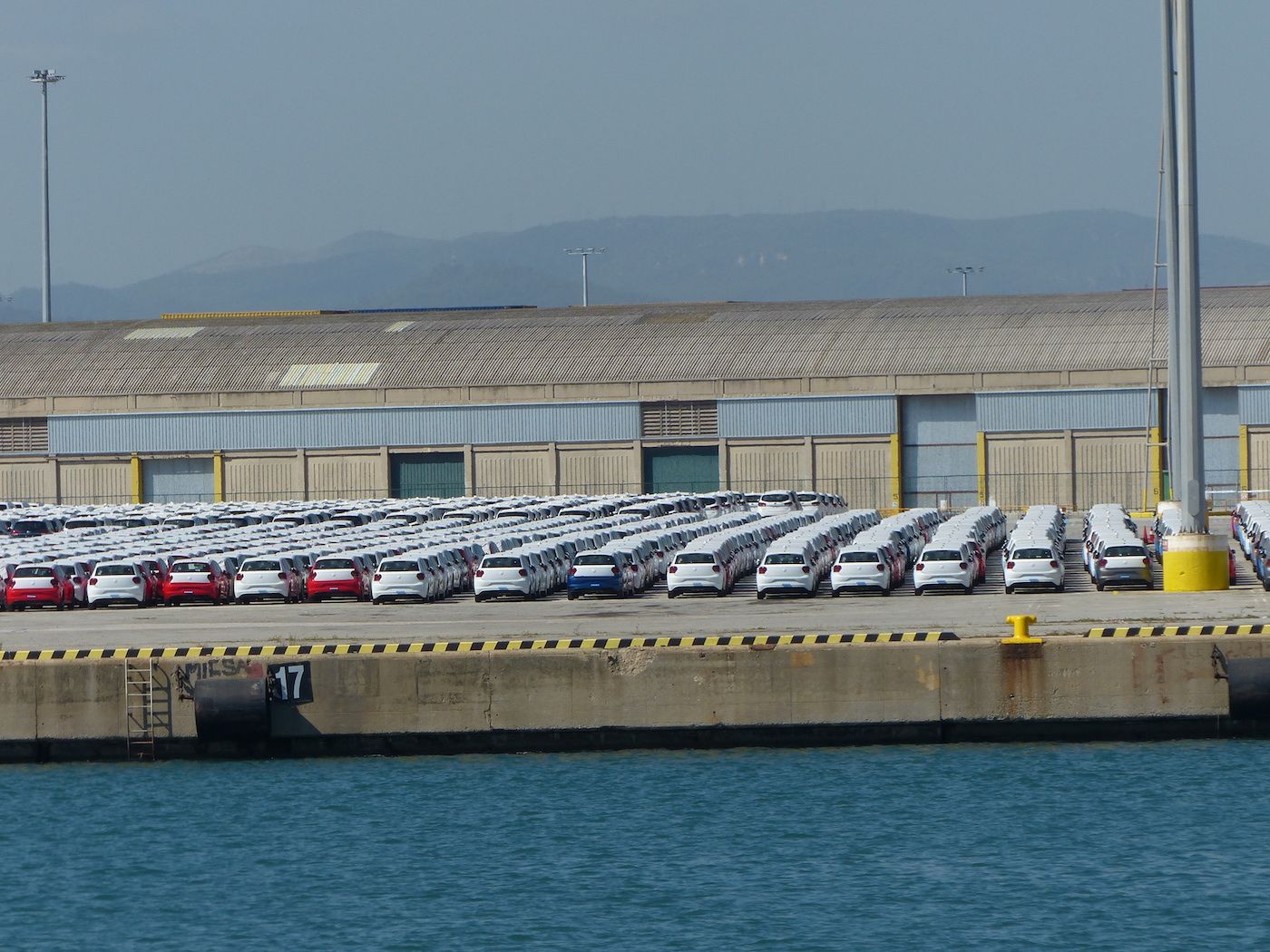 polos-volkswagen-automoviles-en-terminal-tercat-puerto-barcelona