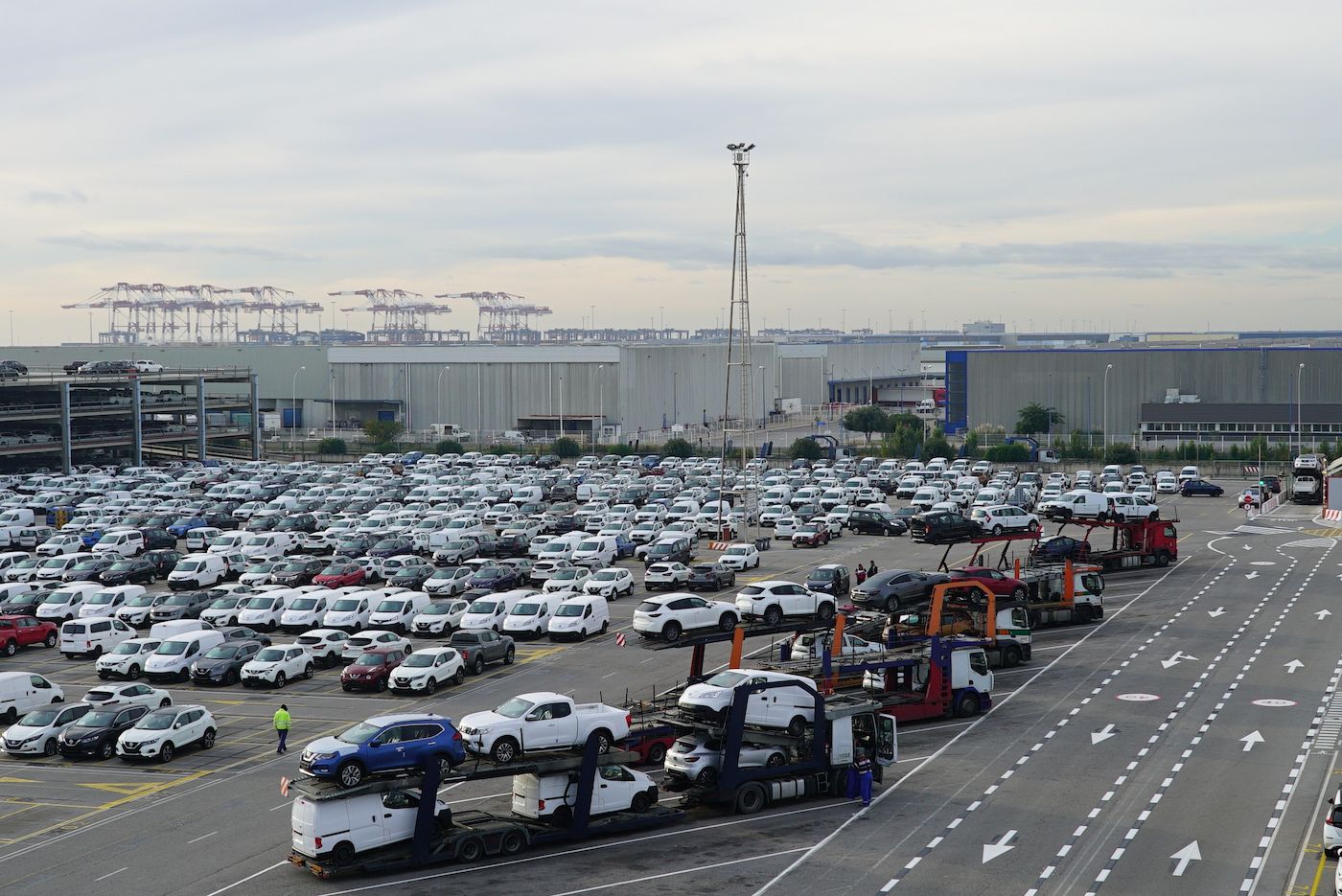 La escasez de portavehículos y de conductores ha lastrado el transporte de automóviles por carretera en 2023