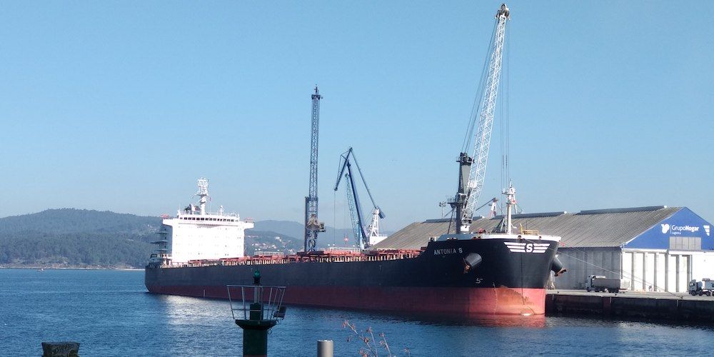 granelero en el puerto de Marin