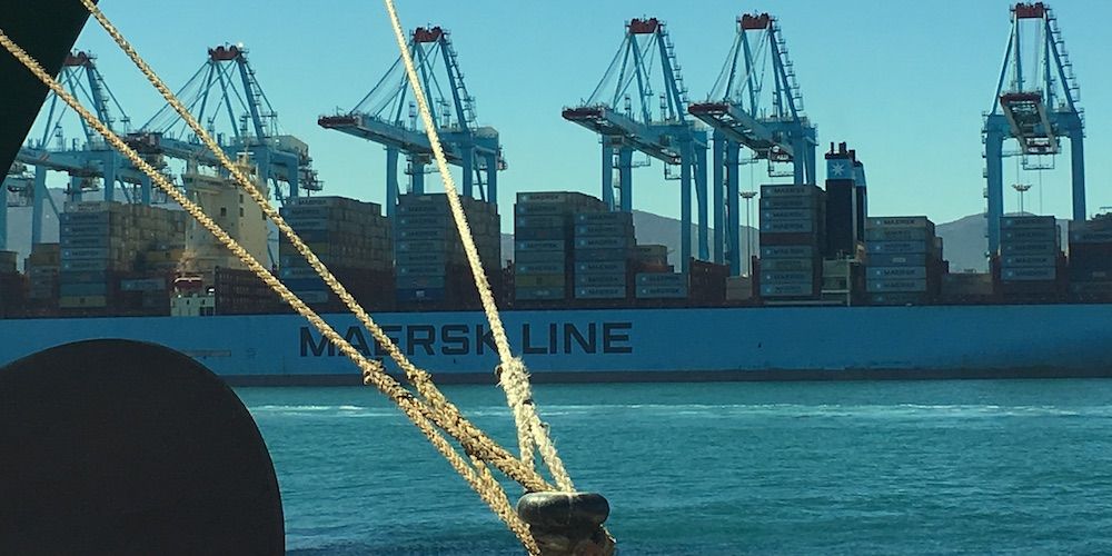 portacontenedores Maersk en puerto Malaga con cabos en primer plano