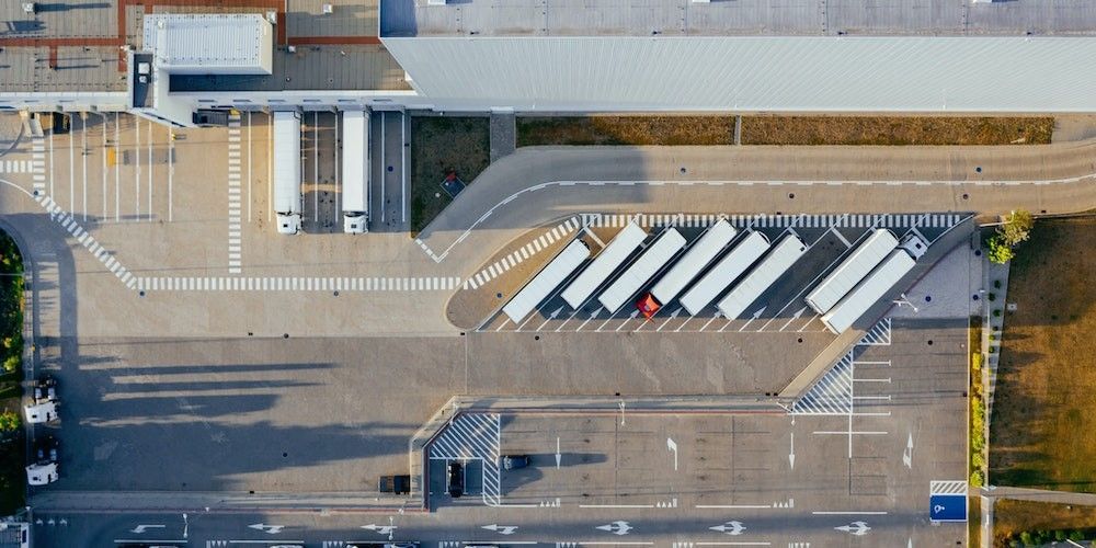 plataforma logistica aerea y camiones aparcados plataforma logistica aerea y camiones aparcados