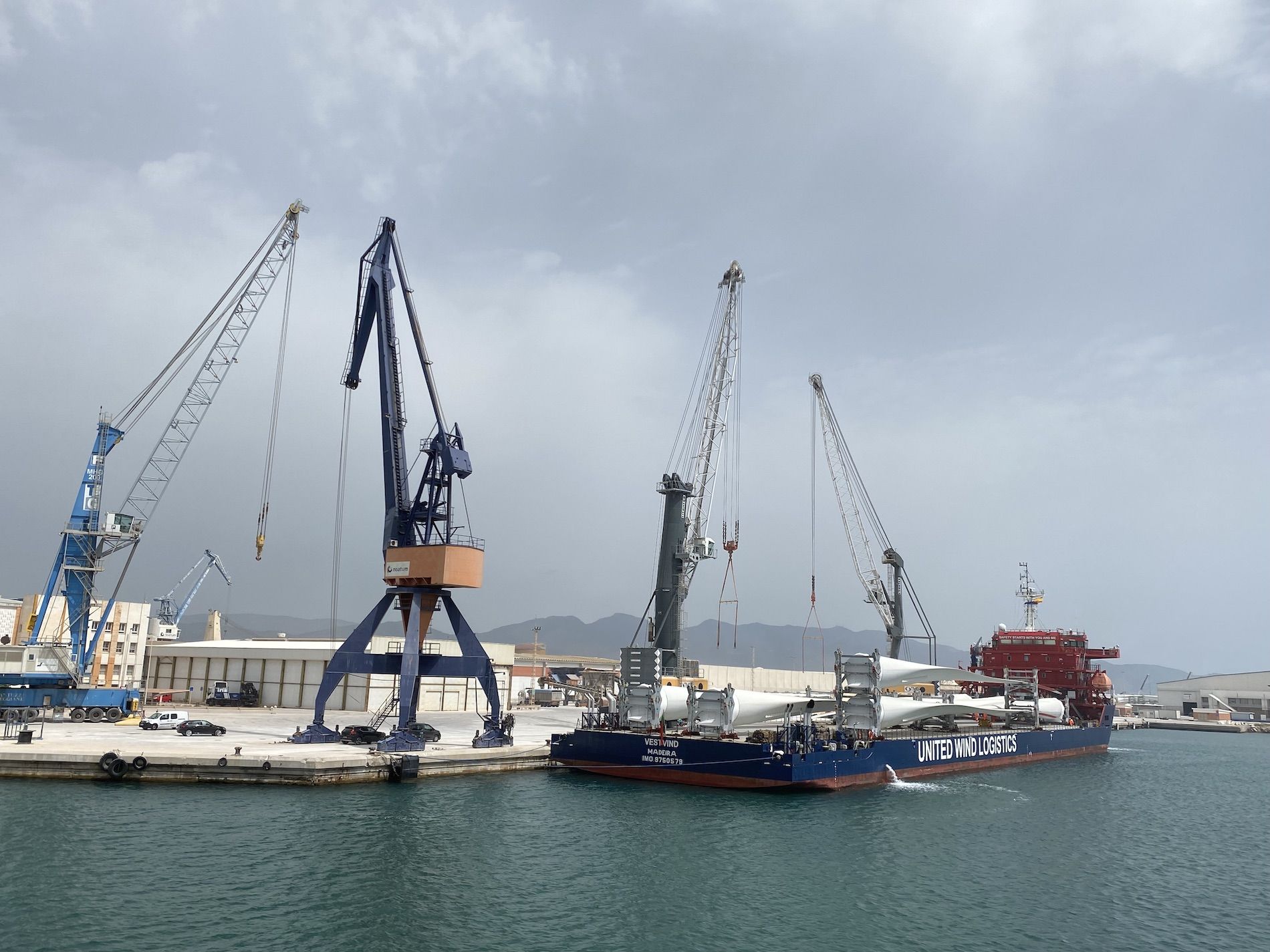 eolica carga palas eolicas en barco en puerto castellon