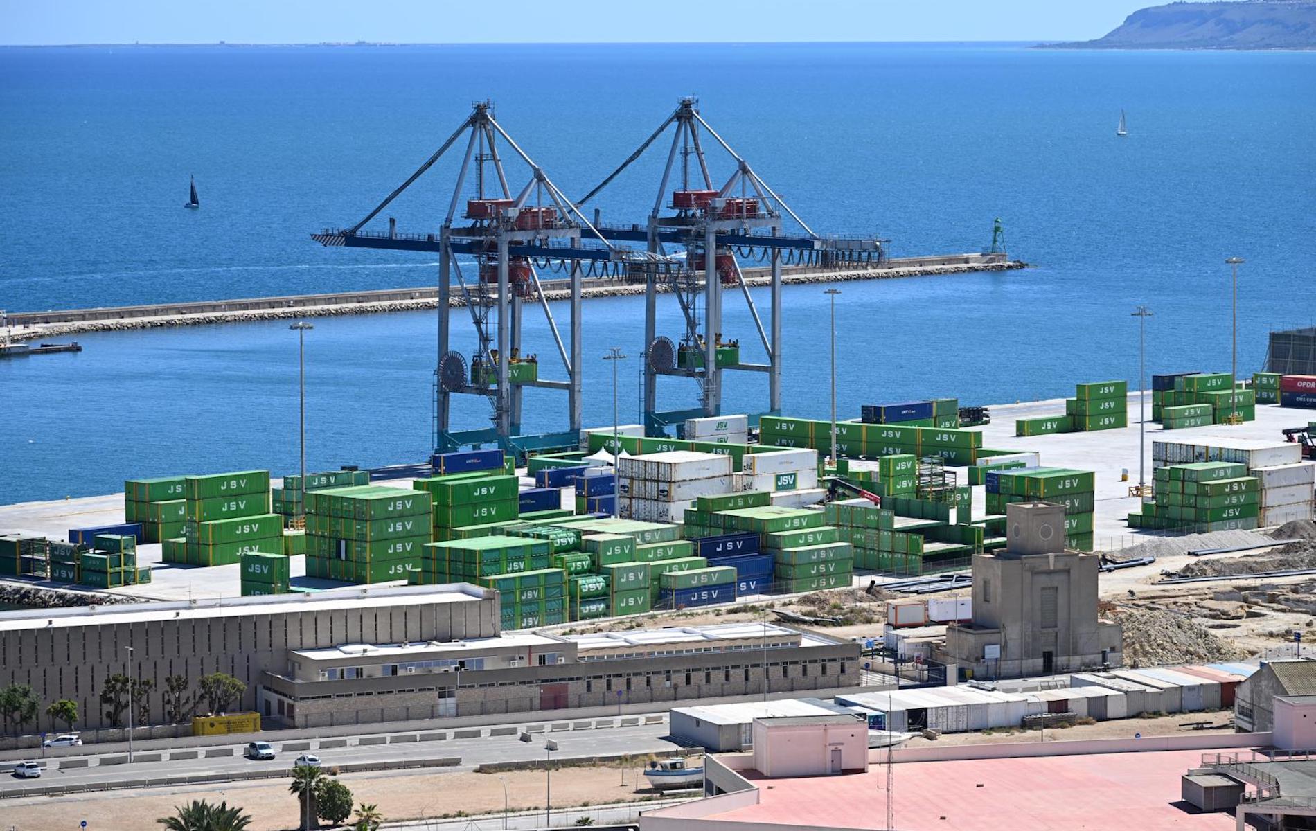 El puerto de Alicante prevé un impulso en sus tráficos de contenedores.