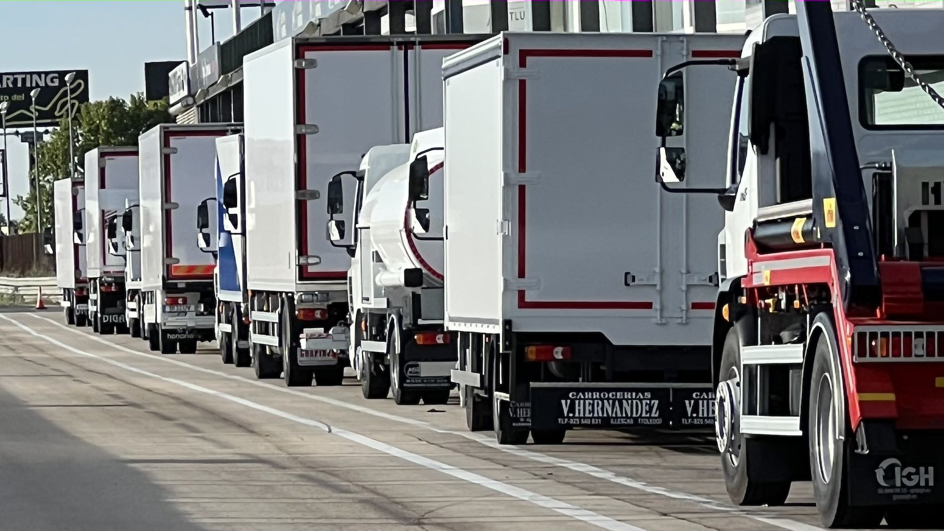 carrocerias camiones en fila distribucion carretera transporte