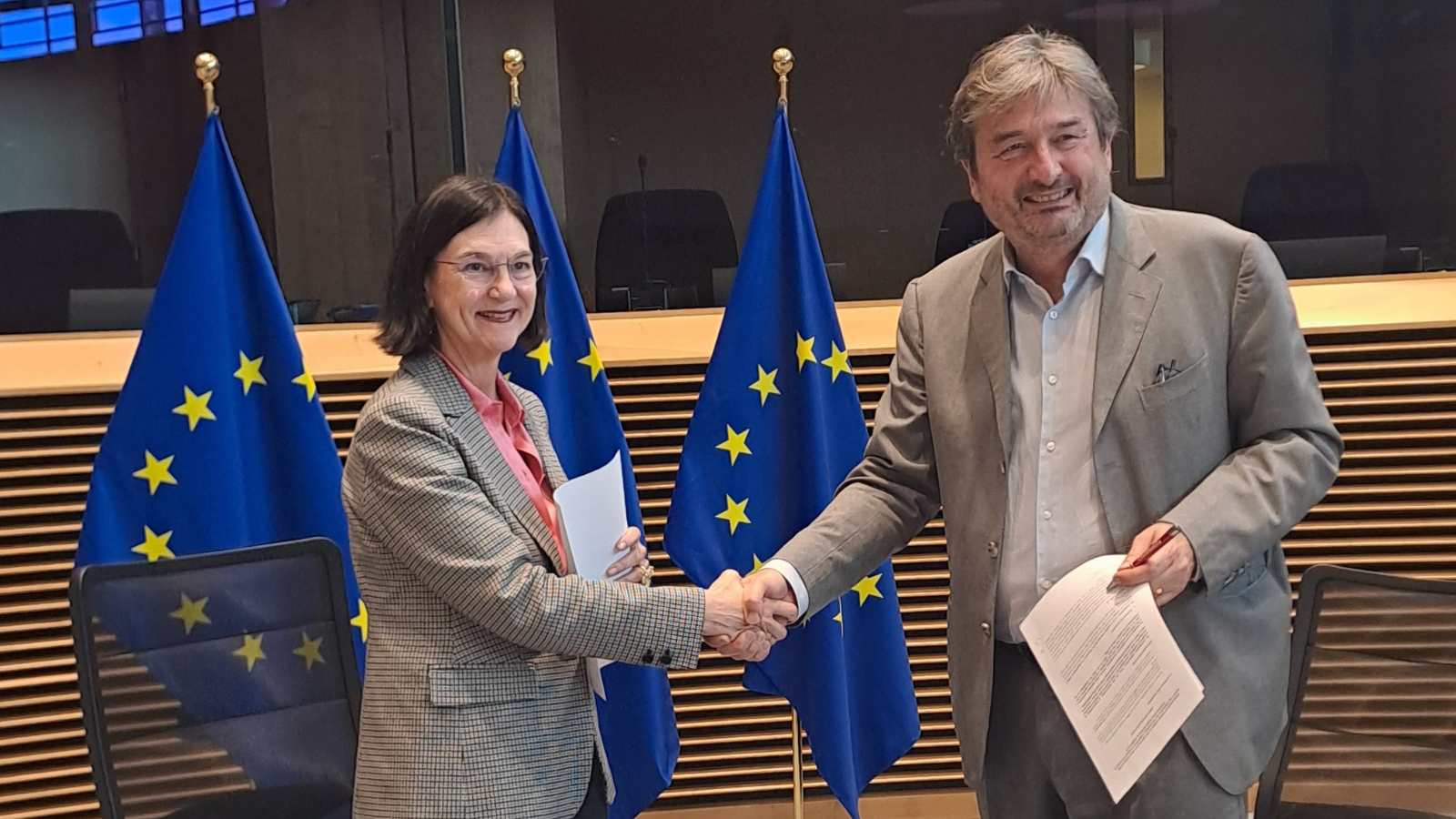 La presidenta de la CNMC, Cani Fernández, y el director general de Competencia de la Comisión Europea, Olivier Guersent, han firmado el acuerdo.