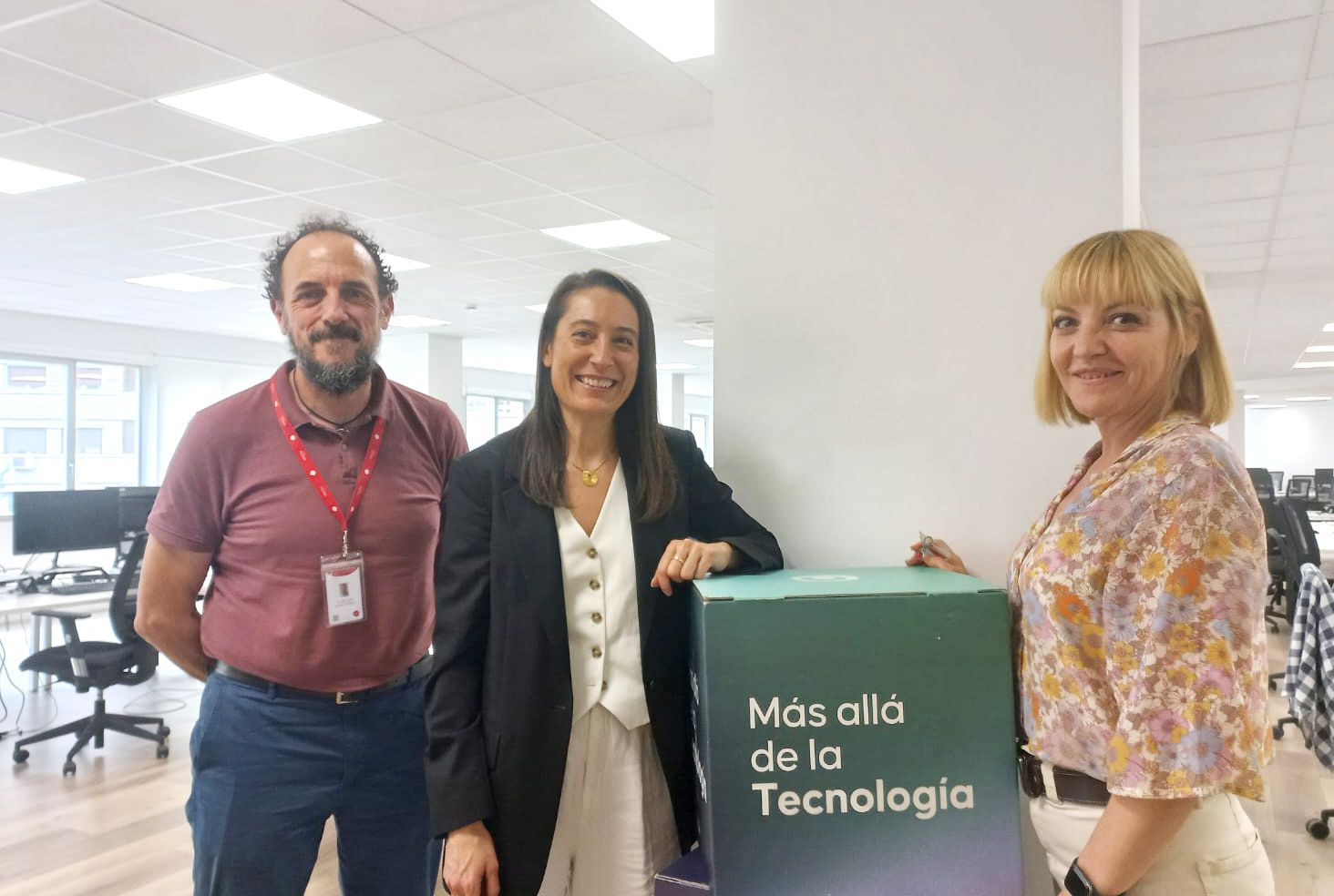 Miryam Torrecilla, socia fundadora de Melyt, ha firmado el acuerdo con Susana Olivera, directora de Integra Technology School y José Luis Moya, director de académico.