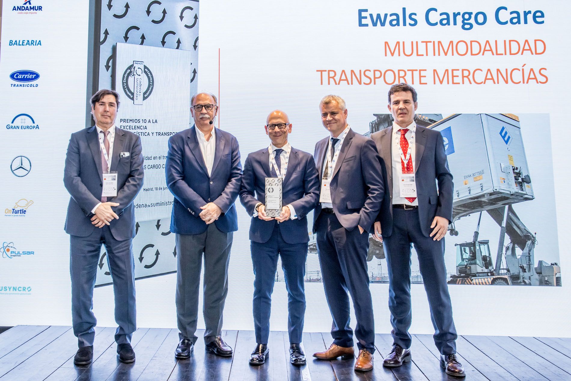 En el centro, Pedro López Muniesa, director regional para el sur de Europa de Ewals Cargo Care, recoge el premio.