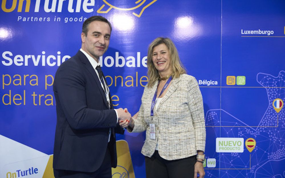 David Lozano, director Comercial de Ruta Transport Business School, y Marta Fàbregas, consejera delegada de OnTurtle.