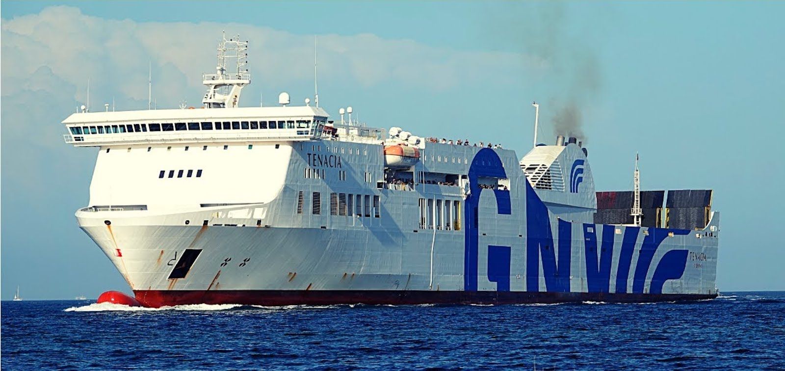 El buque accidentado ha sido finalmente remolcado hacia el puerto de Valencia.