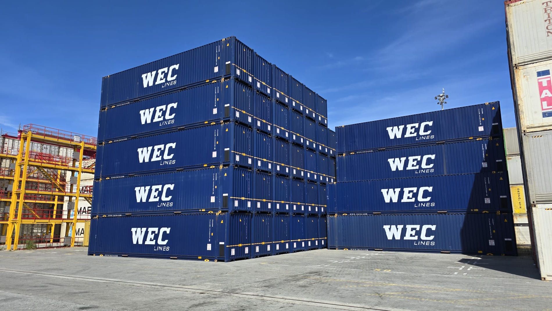contenedores WEC Lines apilados en deposito