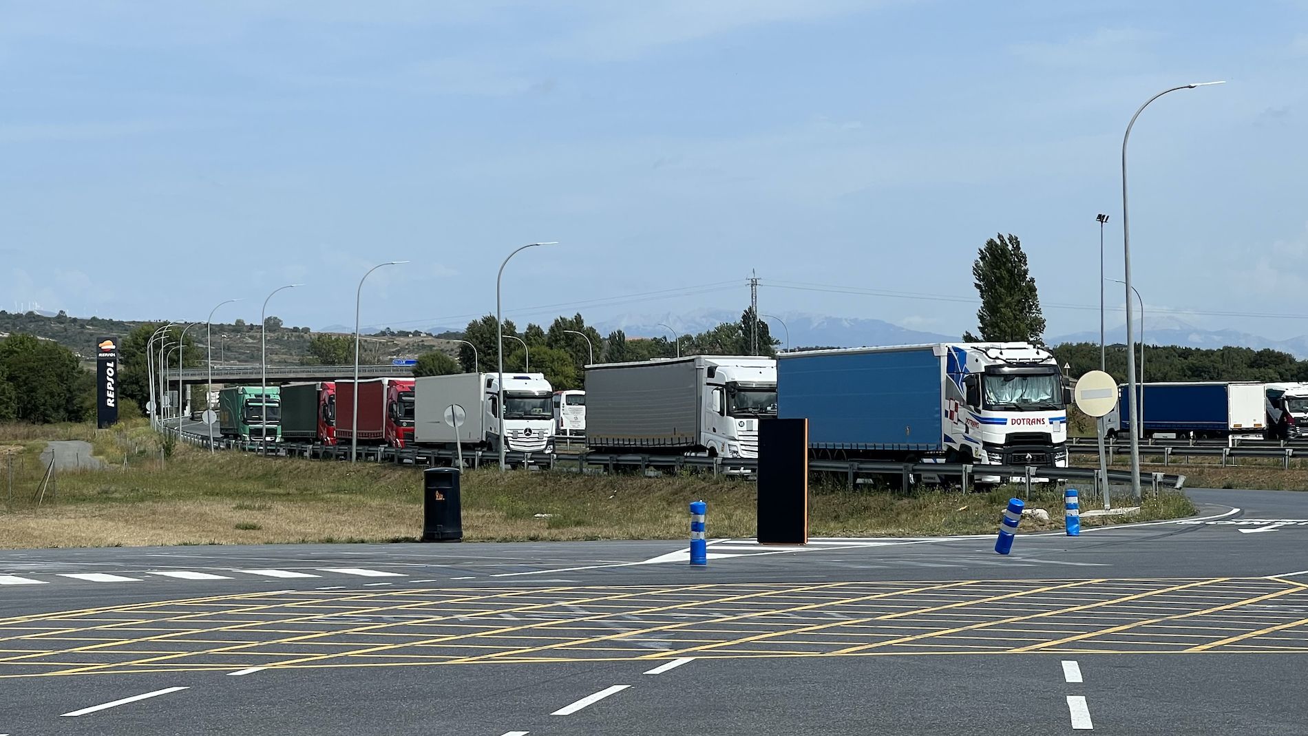 camiones aparcados a la entrada de gasolinera en autopista