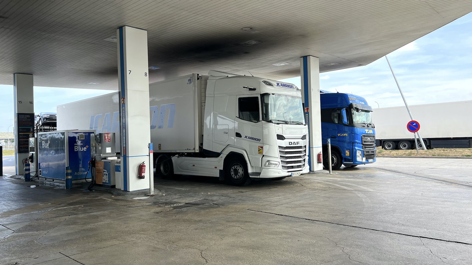 camiones Daf y Ford Trucks con frigos en gasolinera