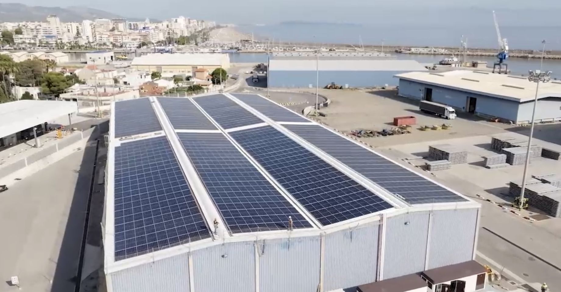 La instalación solar de Gandía está situada sobre la cubierta del tinglado 4.