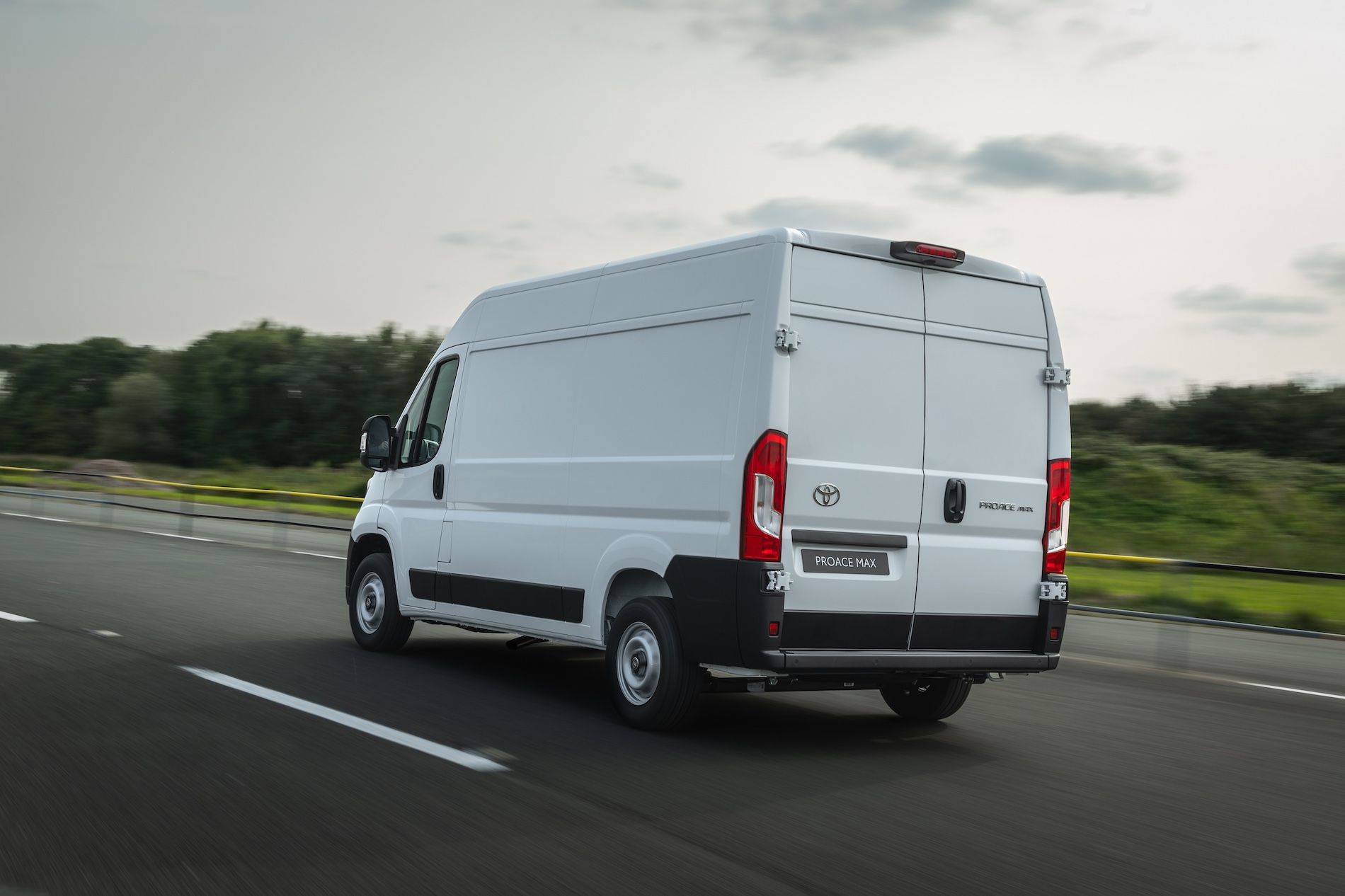 Toyota Proace MAX en carretera 