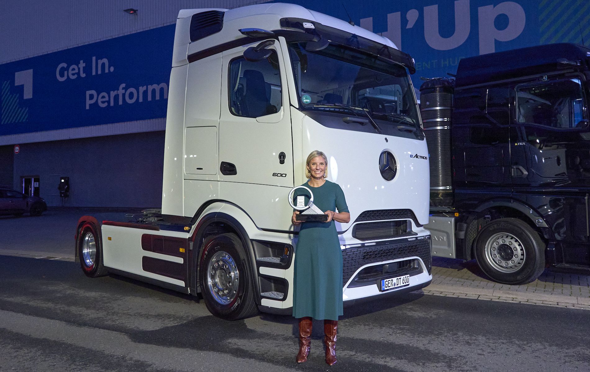 premio truck of the year 2024 mercedes eactros600