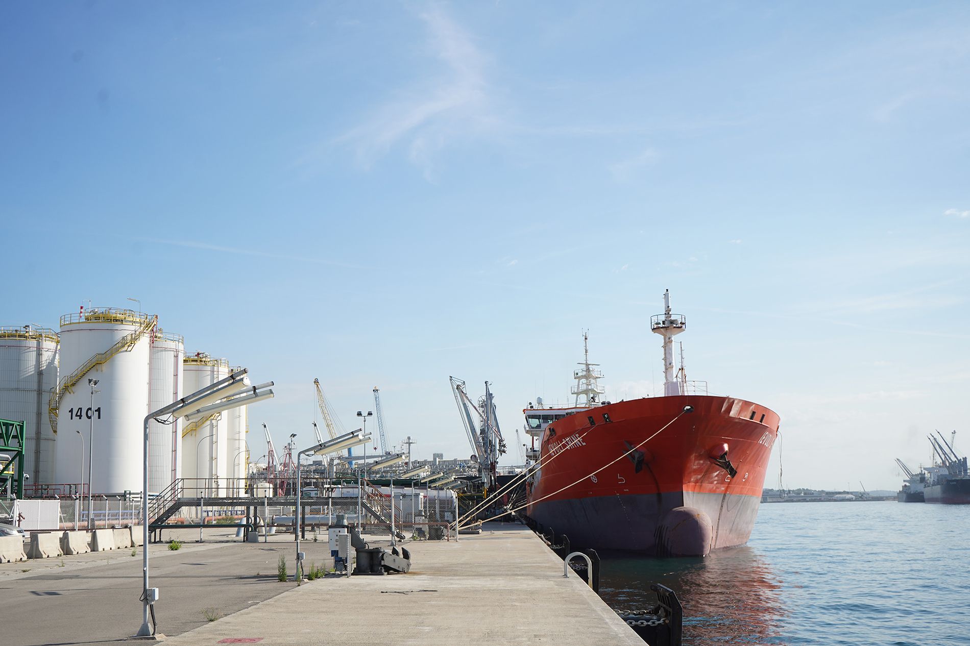 Barco atracado puerto Tarragona