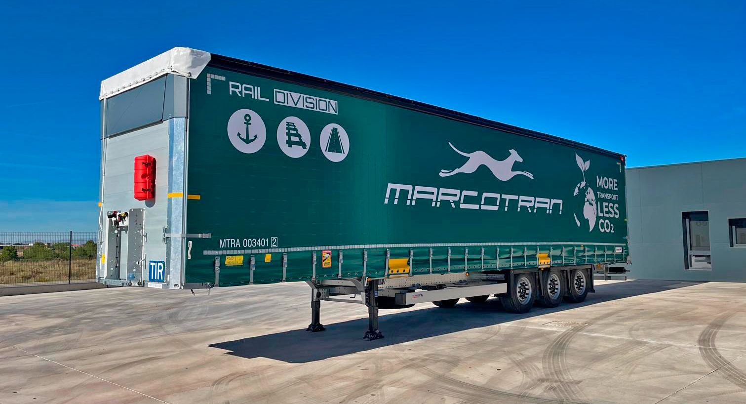 Los semirremolques están preparados para subir directamente al tren con medios mecanizados.