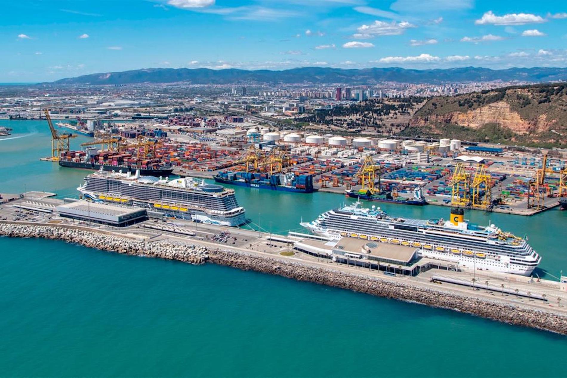 Los paneles se ubican en la cubierta de los edificios de las terminales.