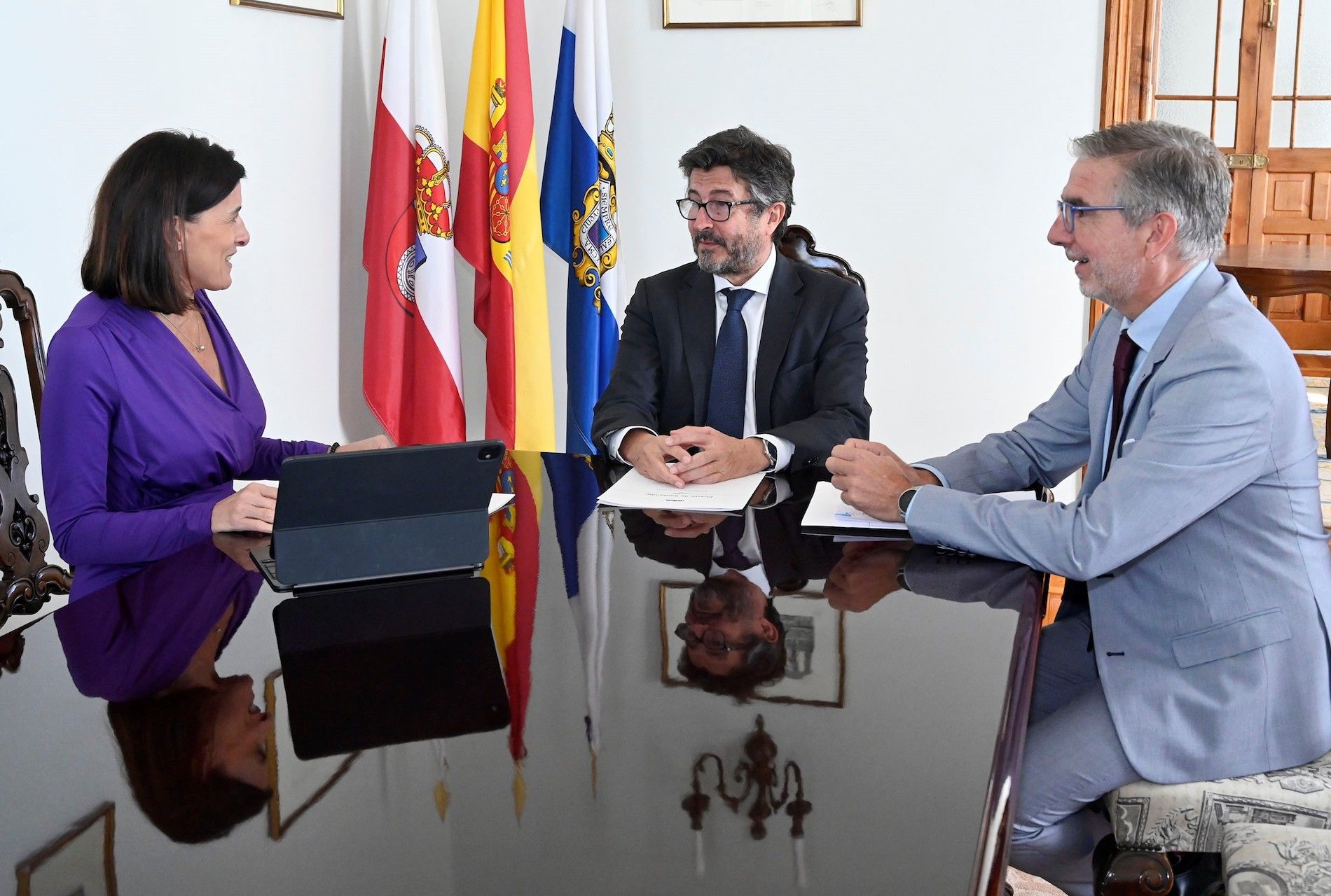 La alcaldesa de Santander, Gema Igual, se ha reunido con el presidente de Puertos de Estado, Álvaro Rodríguez Dapena, y el presidente de la Autoridad Portuaria, César Díaz.