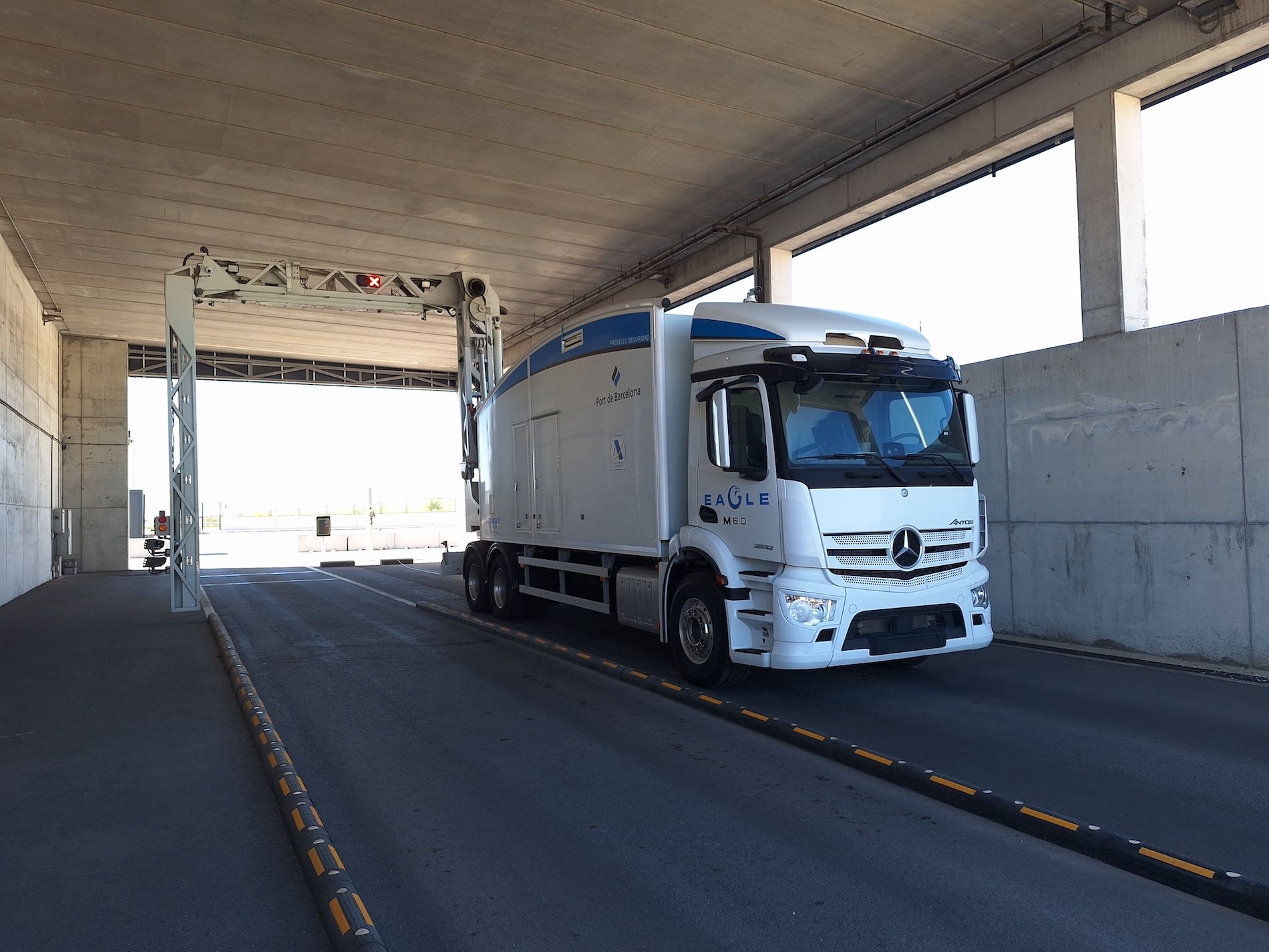 camion en Zona de Inspeccion Secundaria puerto Barcelona