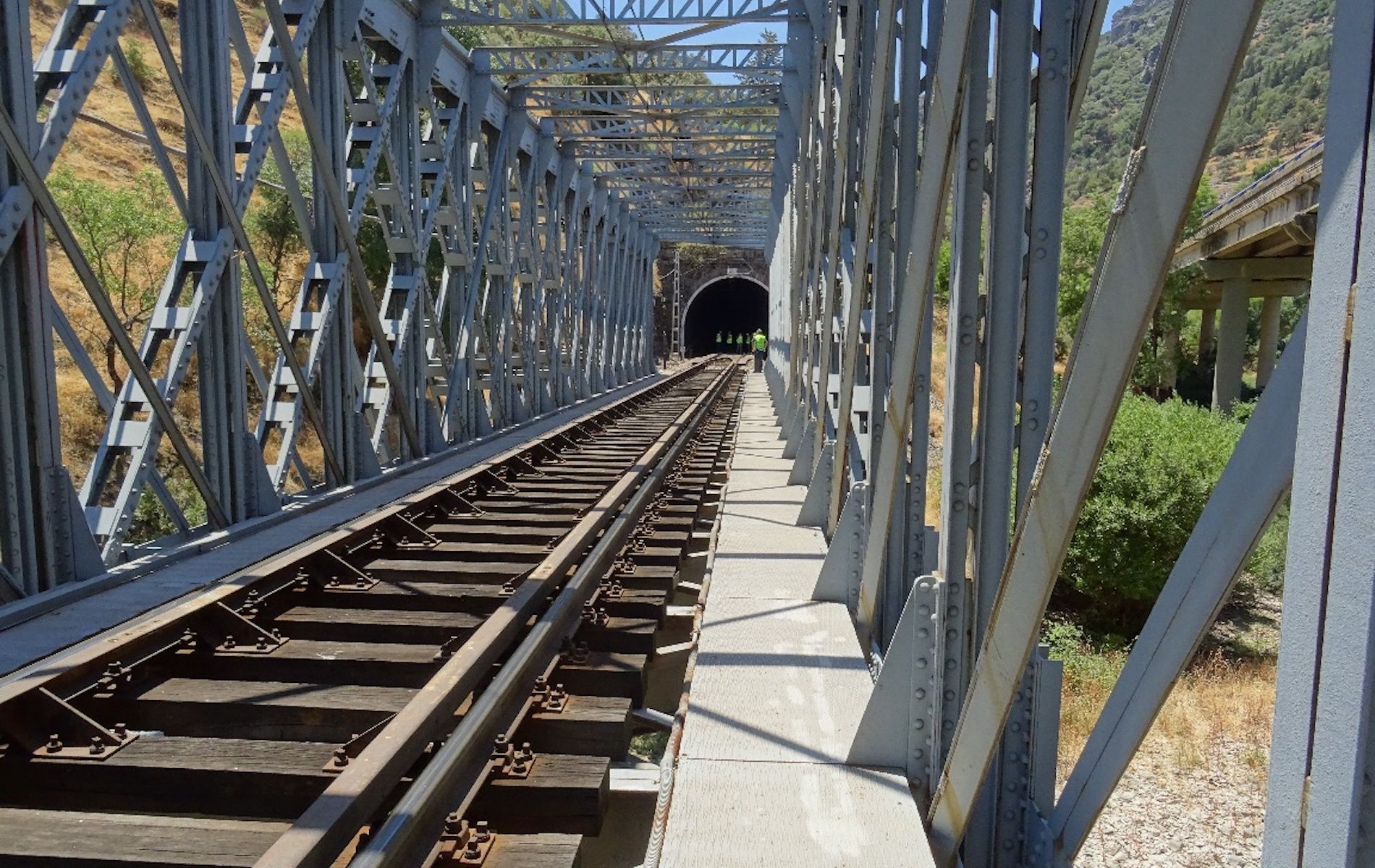 via puente metalico autopista ferroviaria algeciras zaragoza