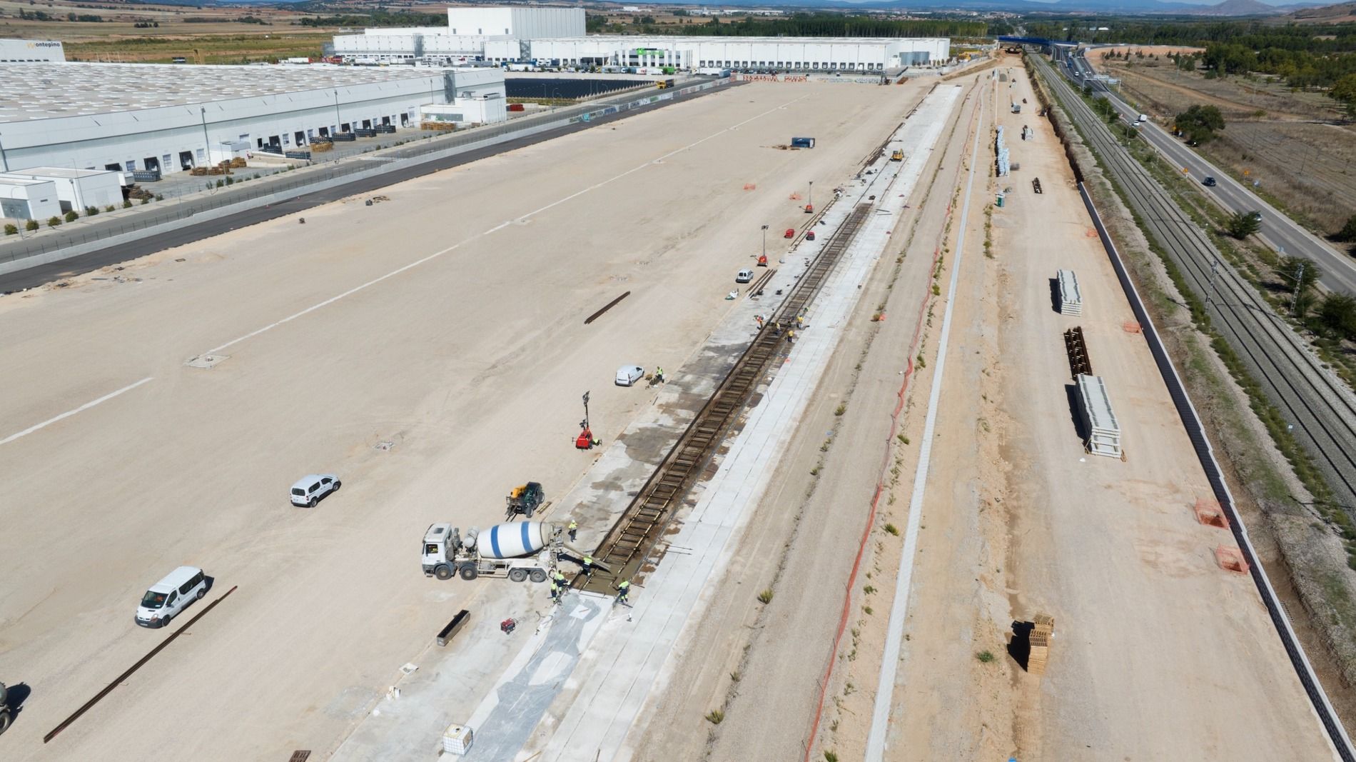 Ya ha comenzado la instalación de los 2.200 metros lineales de carril repartidos en tres vías hormigonadas.