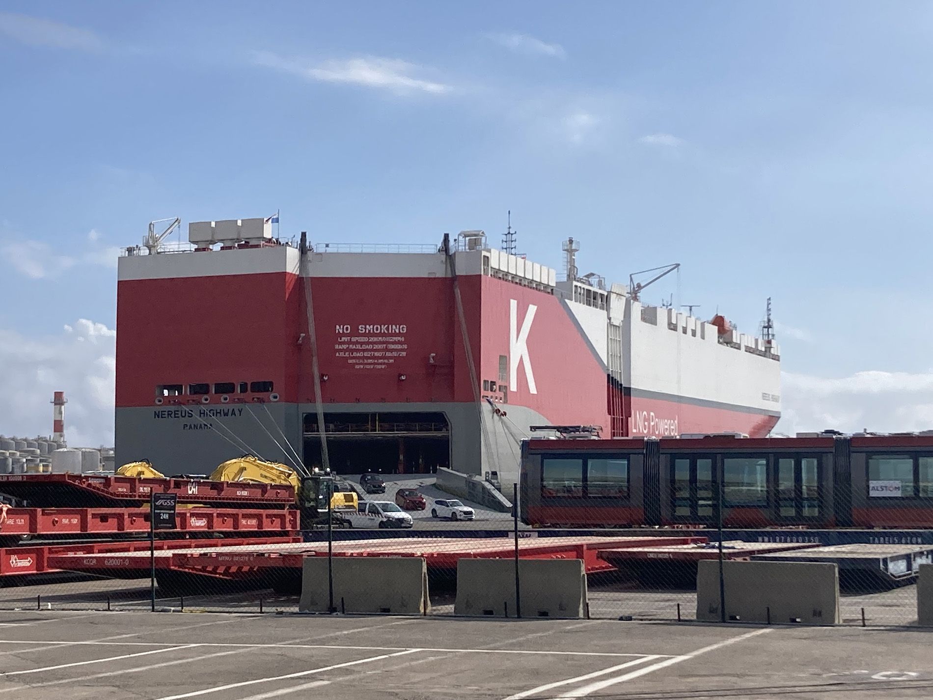 Barco de K Line a GNL en puerto Barcelona