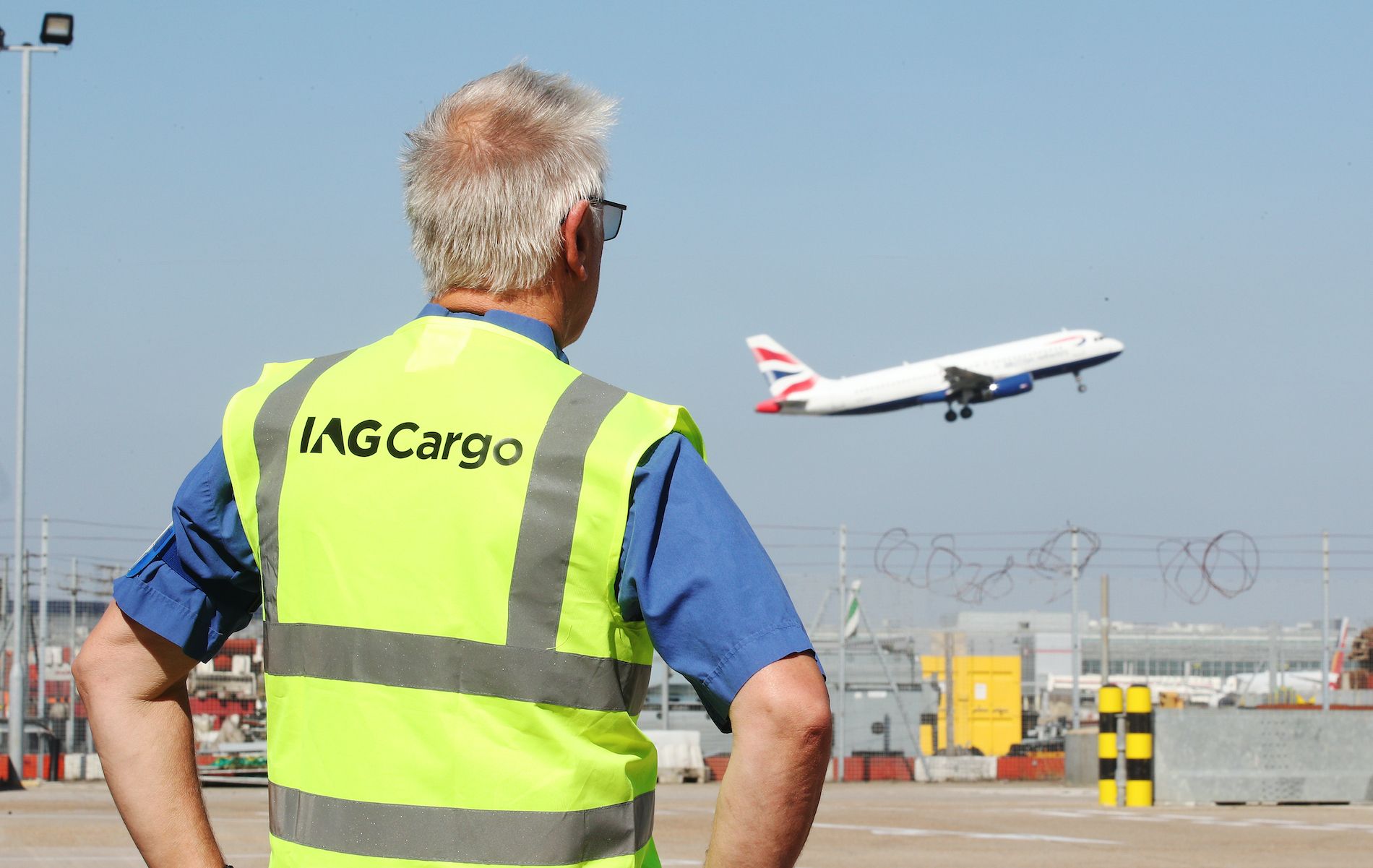 avion y trabajador iag cargo fuente DHL