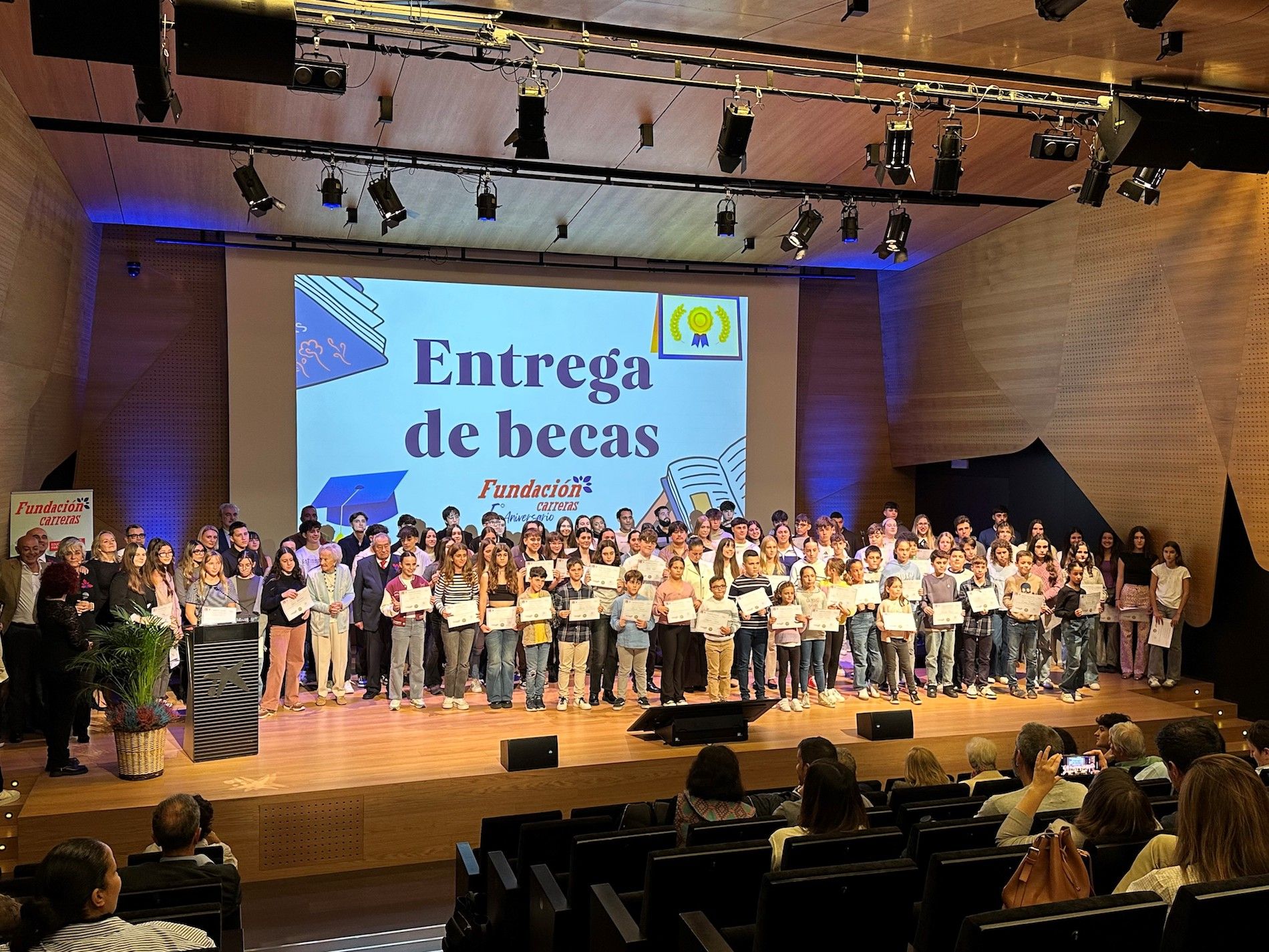 Ya se ha alcanzado la suma de más de 1.300 becas destinadas a jóvenes estudiantes en todas las etapas educativas, de España y Portugal.