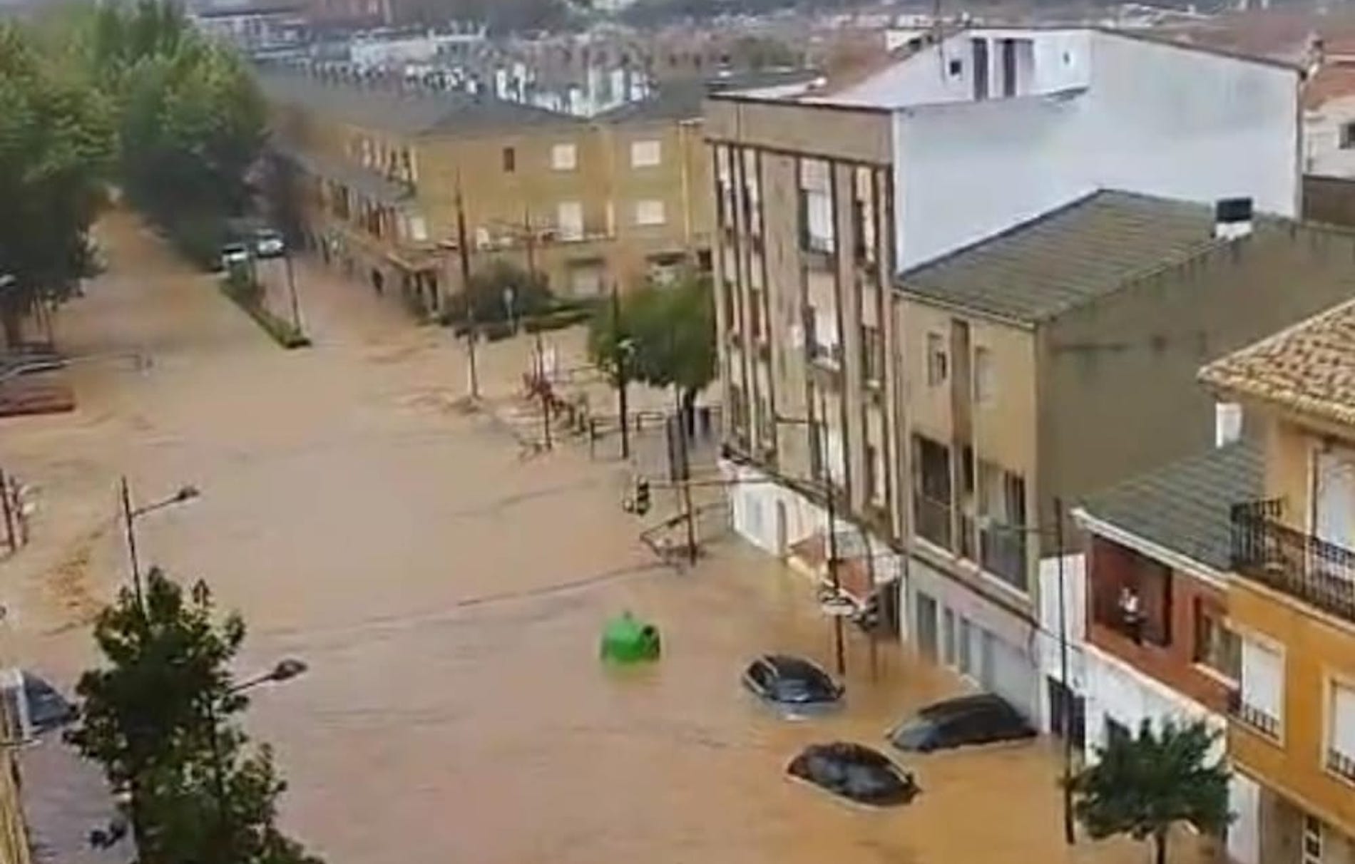 El temporal causa graves daños humanos y materiales, incluyendo algunas de las principales infraestructuras logísticas de Valencia