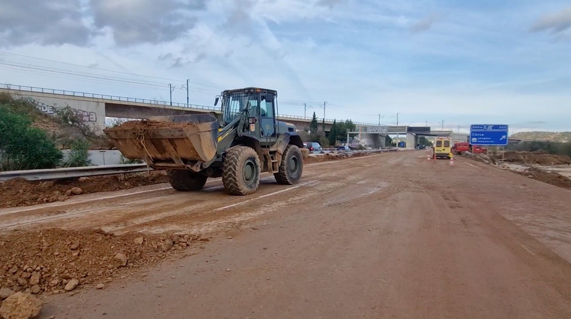 Los trabajos se suceden en diversas vías afectadas por la avenida de agua en la provincia de Valencia.