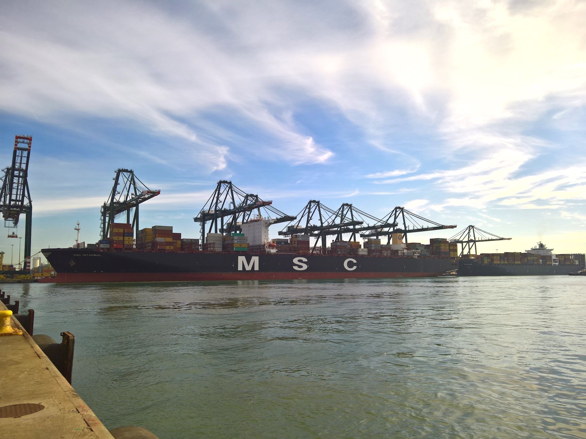 portacontenedores MSC atracado contraluz puerto Valencia