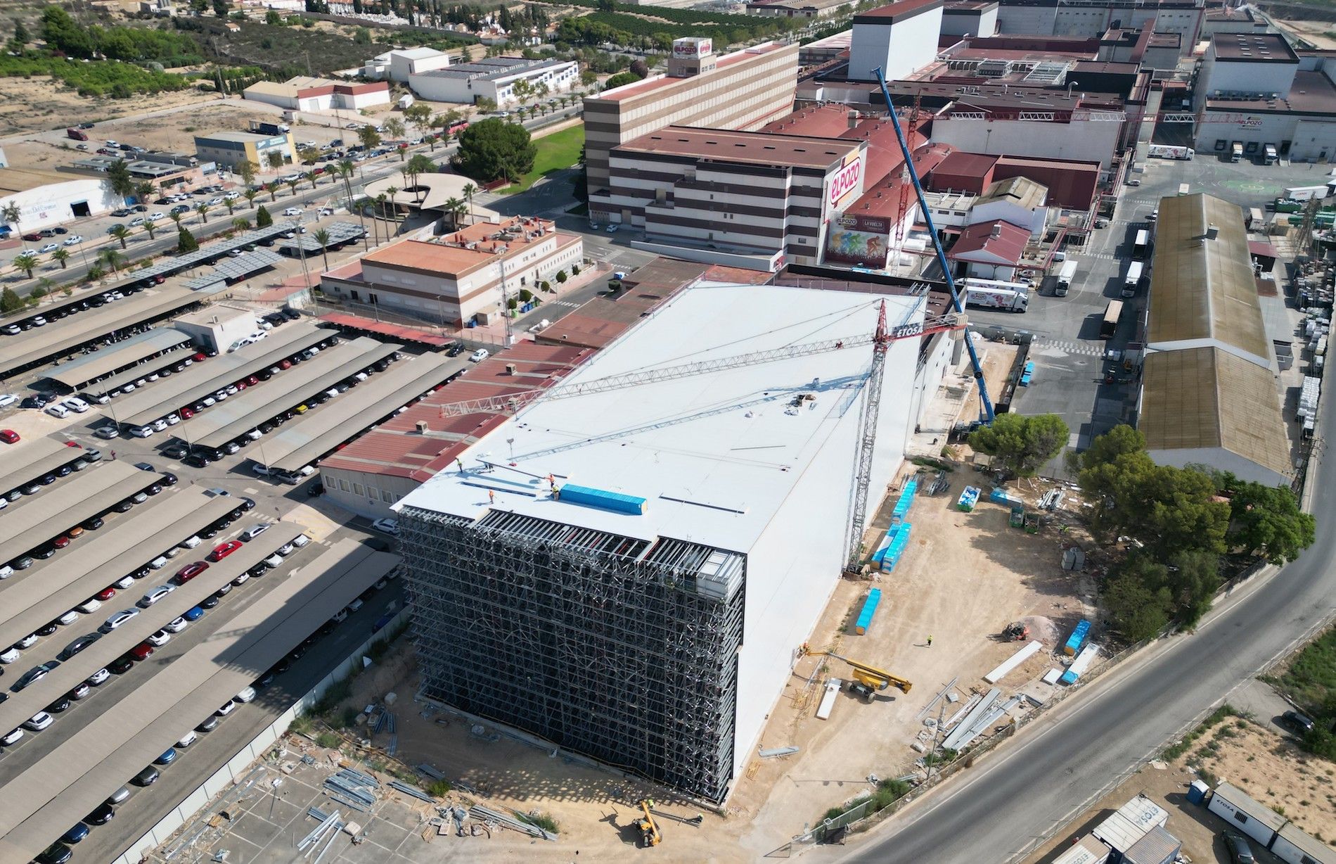 La estructura del almacén está compuesta por estanterías galvanizadas.