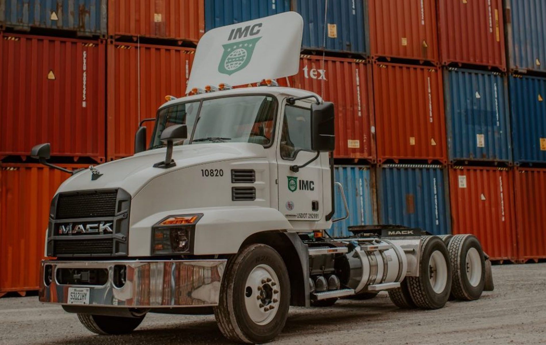 camion IMC Logistics en deposito contenedores