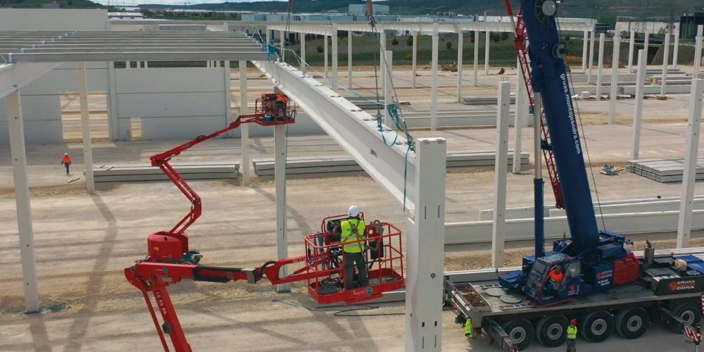 Bridgestone Centro Logistico Burgos colocacion viga cubierta con operario en cesta plataforma