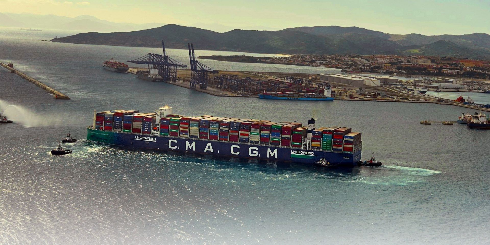 Puerto de Algeciras con portacontenedores LNG de CMA CGM maniobrando2