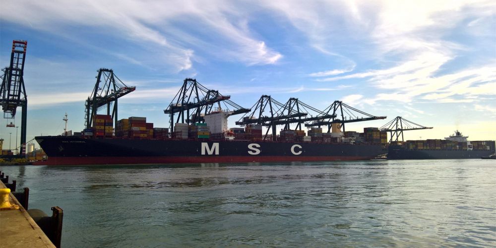 portacontenedores MSC atracado contraluz puerto Valencia