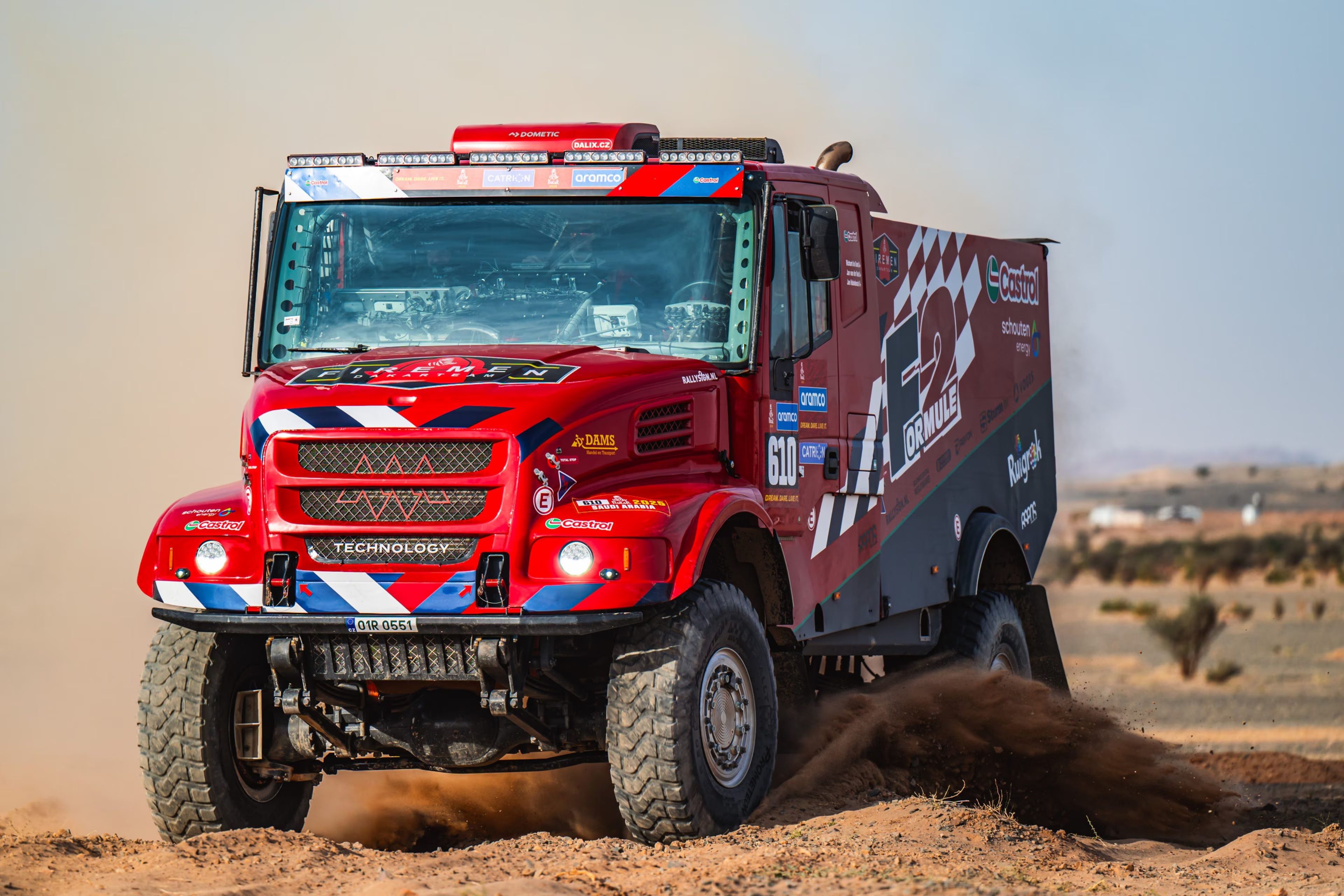 Los camiones, como el que pilotará Richard de Groot, del Firemen Dakarteam, cruzarán el desierto a velocidades de hasta 140 km/h.